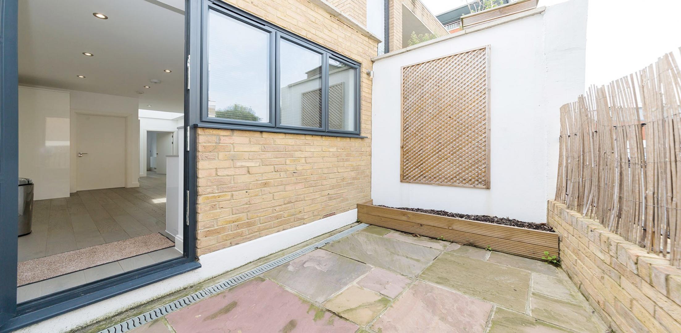 			2 Bedroom, 1 bath, 1 reception Apartment			 Davonshire Place , CHILDS HILL/GOLDERS GREEN